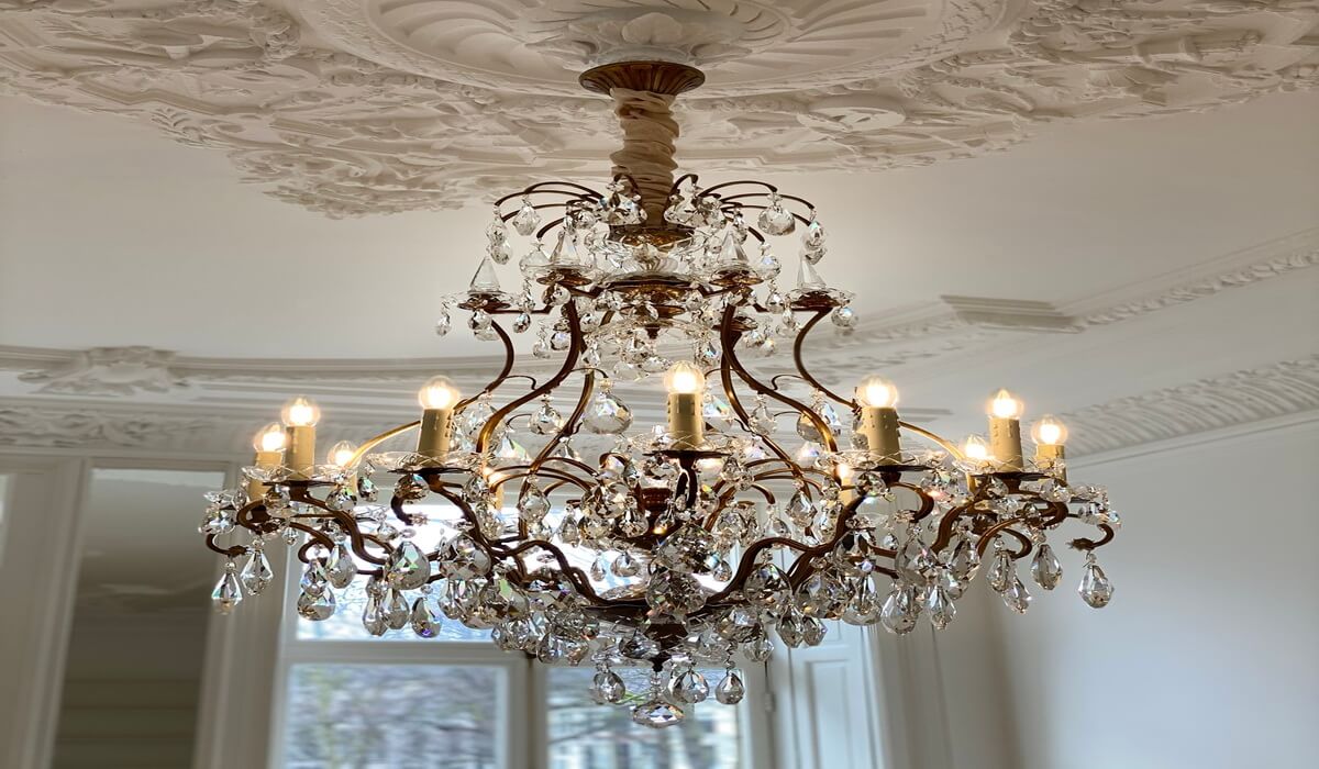 What is the difference between a pendant light and a chandelier in installation