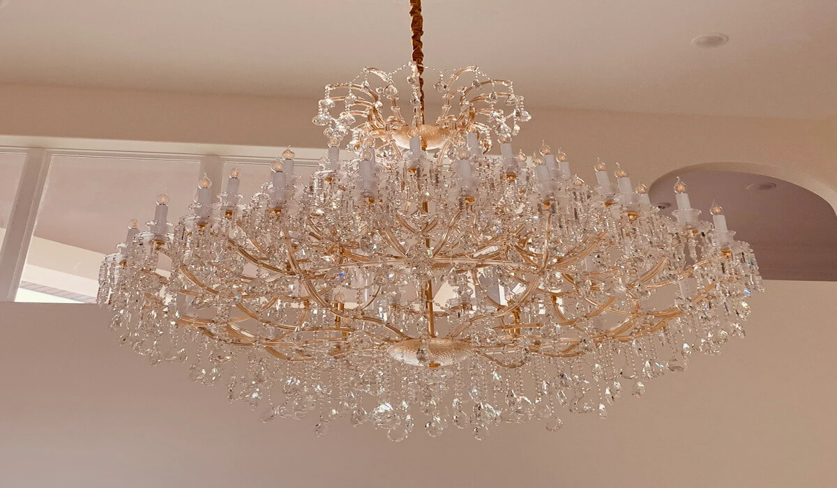 What are the advantages of crystal chandeliers and glass chandeliers